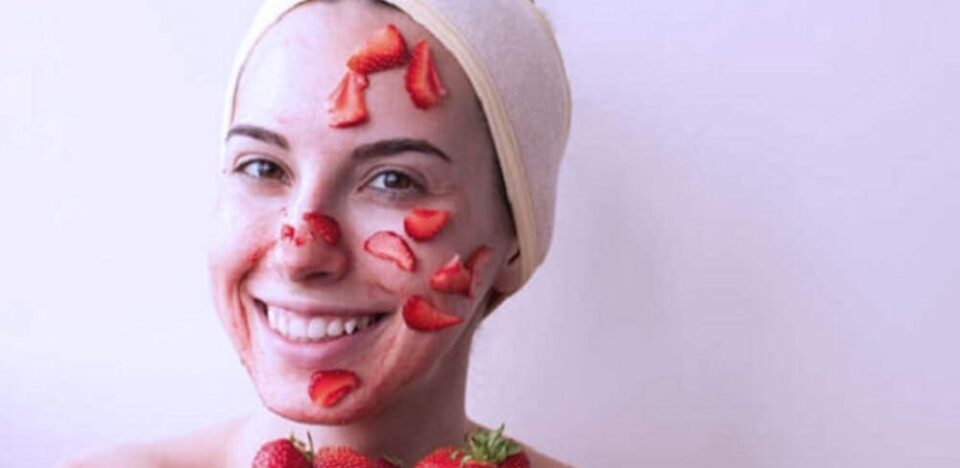 Masker Strawberry Yang Bermanfaat Menghilangkan Komedo