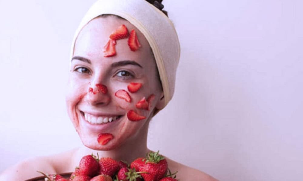 Masker Strawberry Yang Bermanfaat Menghilangkan Komedo